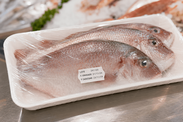 Etiqueta de lote y caducidad para pescado fresco